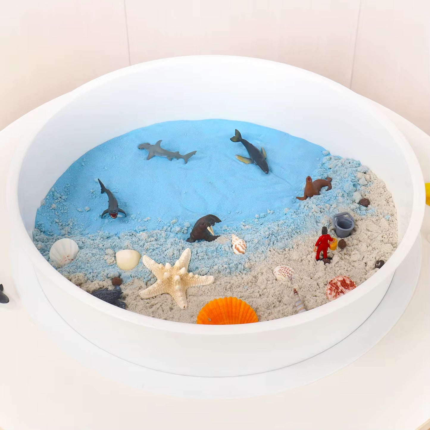 Sensory bin with 6 compartments and a lid